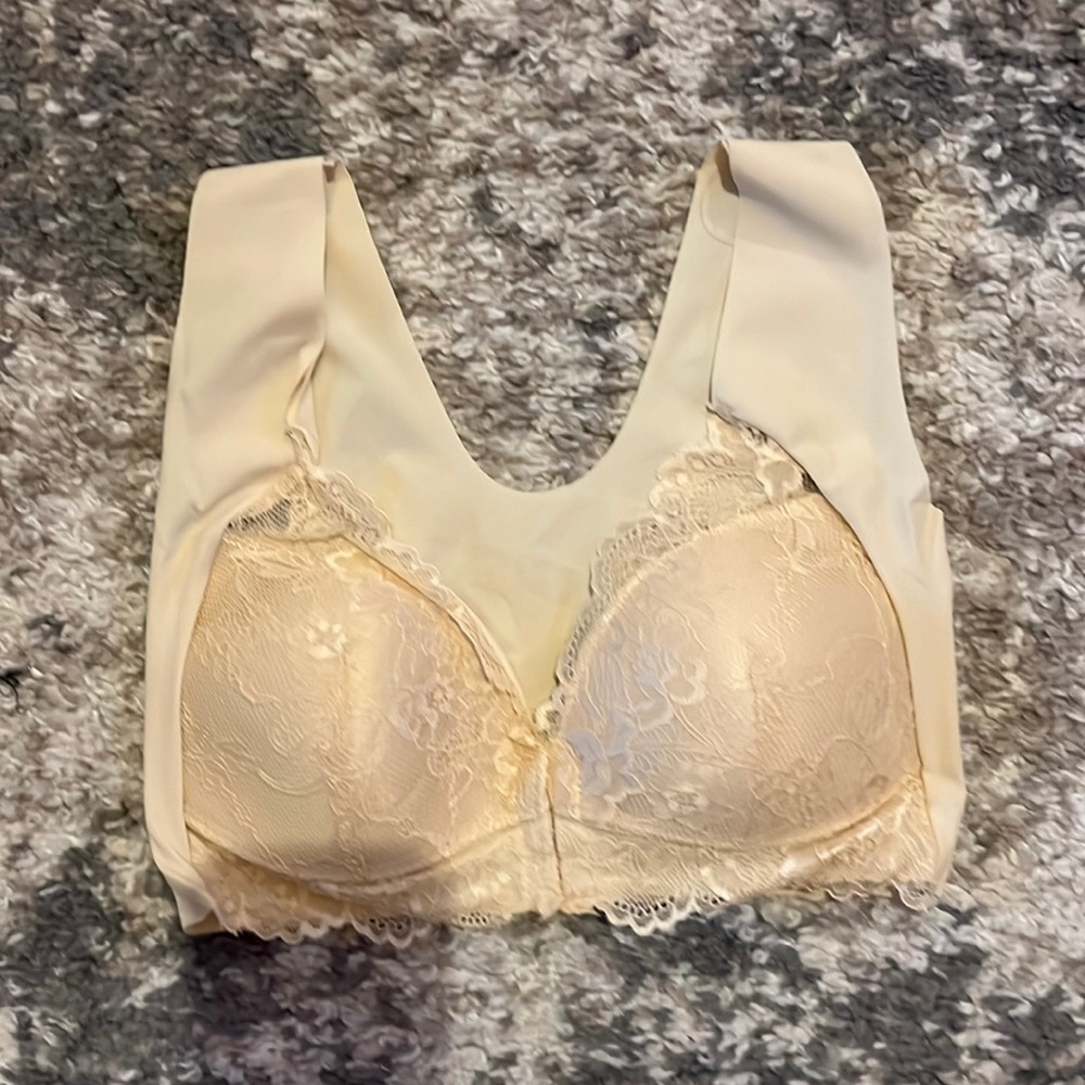 2XL very light color beige front closer bra.  40” B
